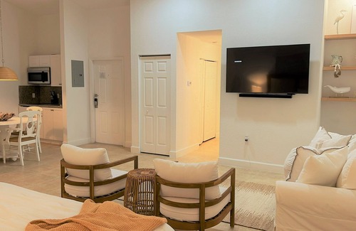 Alice Town Condo | Lovely Studio steps from the beach. Optional golf car rent