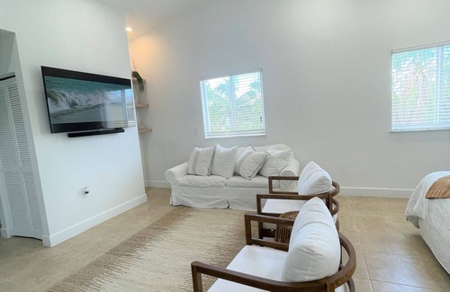 Alice Town Condo | Lovely Studio steps from the beach. Optional golf car rent