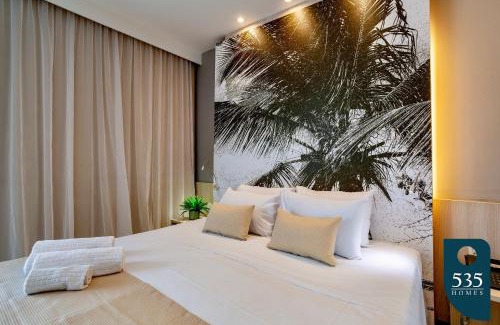 Caminho das Arvores Apartment | Lovely Suite Compact Kitchen in Central Region