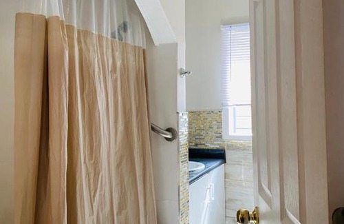 Old East York Apartment | Lovely Suite in East York Space Share Toronto Canada