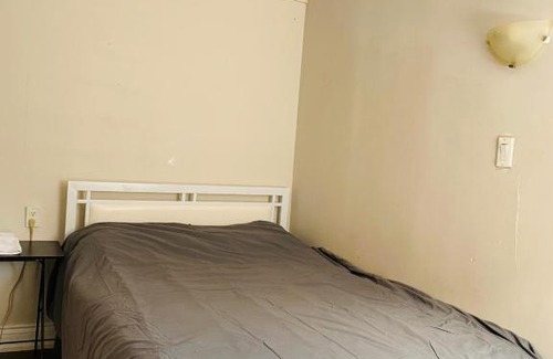 Old East York Apartment | Lovely Suite in East York Space Share Toronto Canada