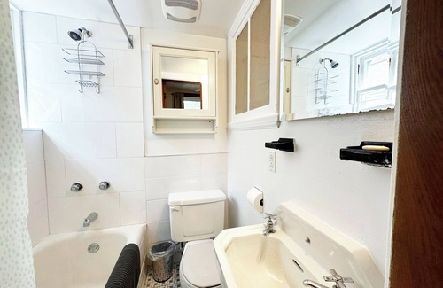 Plateau Mont Royal Apartment | Lovely sunny vintage studio in the heart of Montreal's Plateau-Mont-Royal district