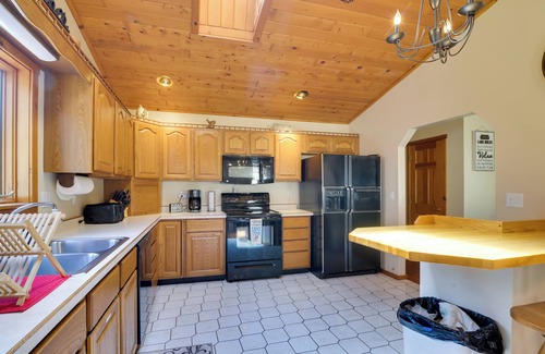 Terra Alta Cabin | Lovely Terra Alta Cabin < 1 Mi to Alpine Lake
