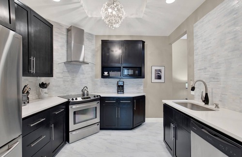 Metropolitan Apartment | Lovely Thomas Square Condo with Shared Porch