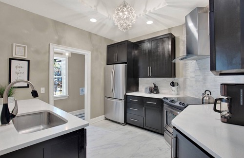 Metropolitan Apartment | Lovely Thomas Square Condo with Shared Porch