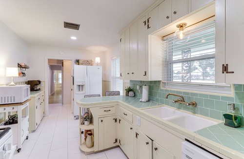 Tomball House | Lovely Tomball Home < 1 Mi to Dtwn + Pool Access!