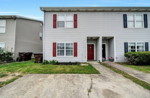 Nicholasville House | Lovely townhome convenient to everything in Central KY. Pet friendly!