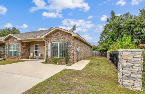 Ferry Pass House | Lovely Townhome in Pensacola - Cozy & Modern Retreat
