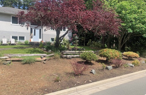 Regional District of Nanaimo House | Lovely tranquil suite with private undercover parking and a stroll to the beach.