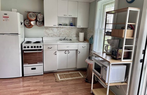 Geneva-on-the-Lake Cottage | Lovely Two Bedroom Lake Erie Cottage near Strip and Beach - Pet Friendly