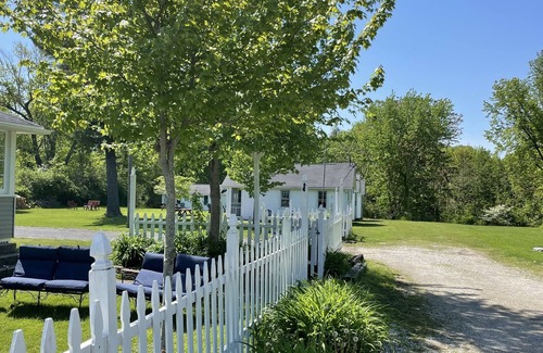 Geneva-on-the-Lake Cottage | Lovely Two Bedroom Lake Erie Cottage near Strip and Beach - Pet Friendly