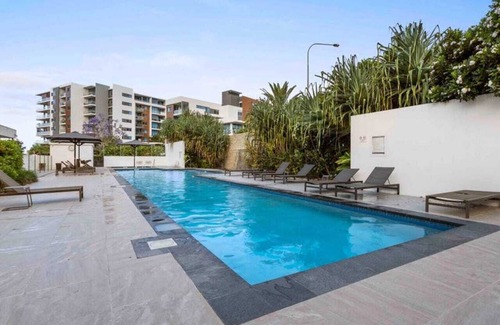 Varsity Lakes Apartment | Lovely two bedroom apartment in Varsity Lakes with great amenities - pool, gym