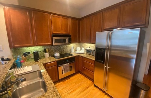 Houston Apartment | Lovely two bedroom condo with treetop views