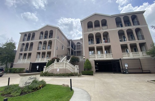 Houston Apartment | Lovely two bedroom condo with treetop views