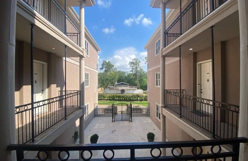 Houston Apartment | Lovely two bedroom condo with treetop views