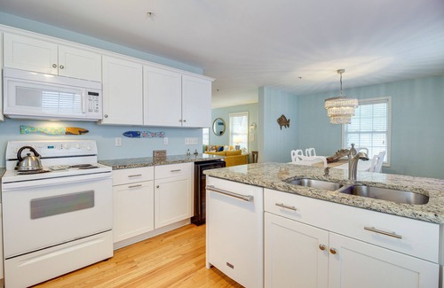 Tybee Island Cottage | Lovely Tybee Island Home w/Deck < 1 Mi to Beach!
