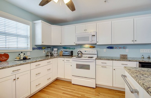 Tybee Island Cottage | Lovely Tybee Island Home w/Deck < 1 Mi to Beach!