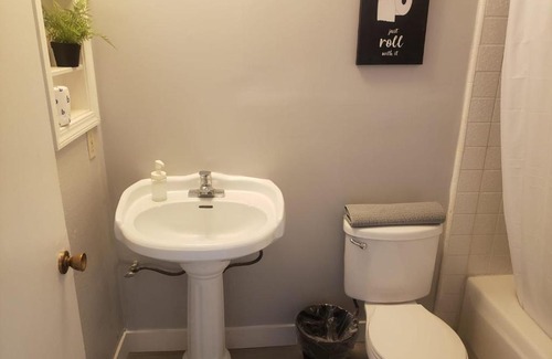 Pico - Robertson Hotel | Lovely Unit Steps Away from Beverly Hills B05