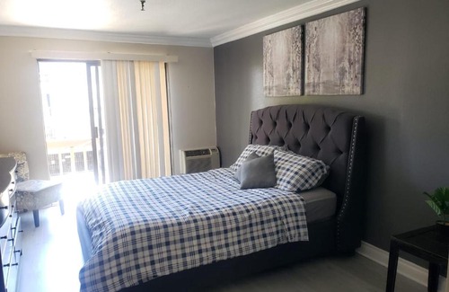 Pico - Robertson Hotel | Lovely Unit Steps Away from Beverly Hills B05