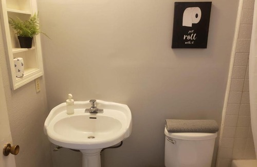 Pico - Robertson Hotel | Lovely Unit Steps Away from Beverly Hills B05