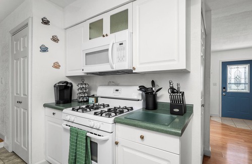 Davenport House | Lovely Updated 2bd house just minutes away from anything the Qc has to offer!