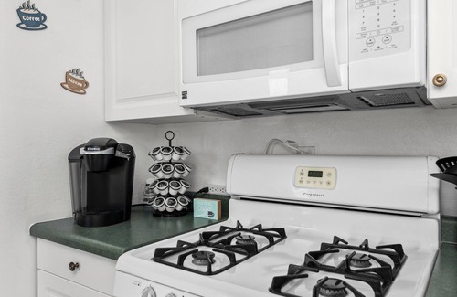 Davenport House | Lovely Updated 2bd house just minutes away from anything the Qc has to offer!