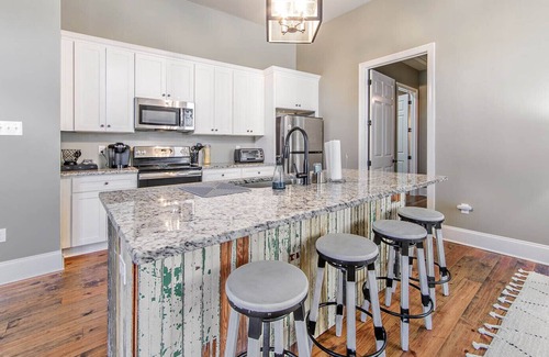 Thibodaux Condo | Lovely Updated Balcony Apartment