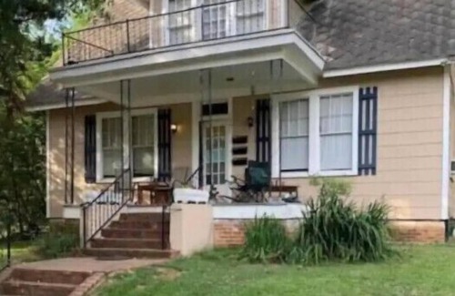 Vicksburg Apartment | Lovely Upstairs 3 Bedroom Apartment