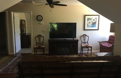 Aiken House | Lovely upstairs apartment with pasture views