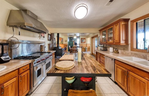 Ukiah House | Lovely Vineyard Retreat.