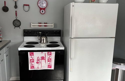 Olivet Apartment | Lovely Vintage B&B Charm! Close to Marshall, Charlotte & 5 min from I-69