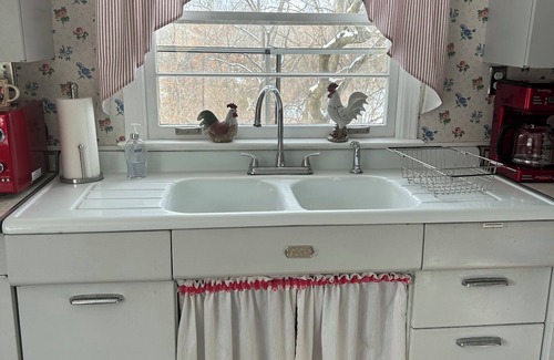 Olivet Apartment | Lovely Vintage B&B Charm! Close to Marshall, Charlotte & 5 min from I-69