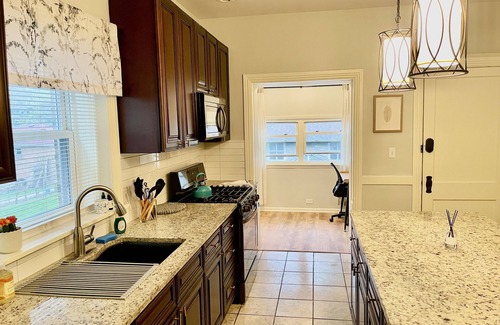 Oak Park Apartment | Lovely vintage Oak Park 3bd 1ba perfectly located Chicago loop & public transit