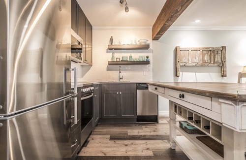 Harrison Hot Springs Apartment | Lovely waterfront studio with balcony.