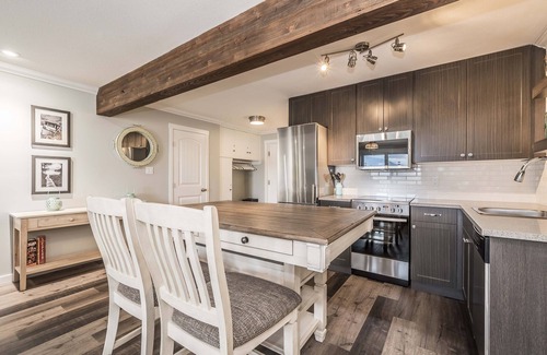 Harrison Hot Springs Apartment | Lovely waterfront studio with balcony.
