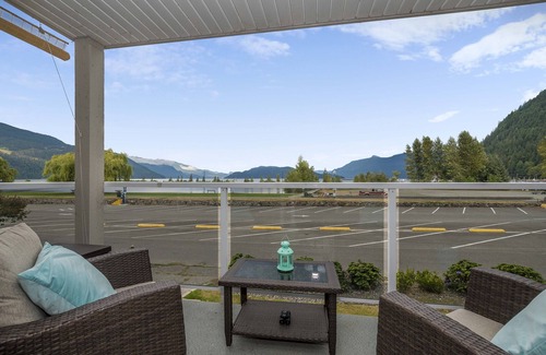 Harrison Hot Springs Apartment | Lovely waterfront studio with balcony.