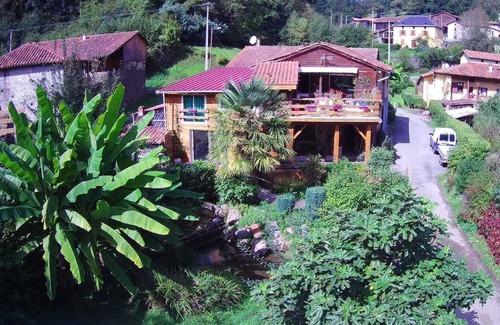 Chein-Dessus Apartment | Lovely waterfront apartment