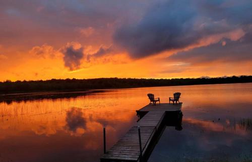 Head Lake House | Lovely waterfront private cottage with hot tub in Kawartha Lakes