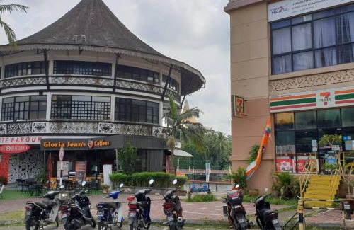 Kampung Surabaya Apartment | Lovely Waterfront Riverbank Suite with Pool