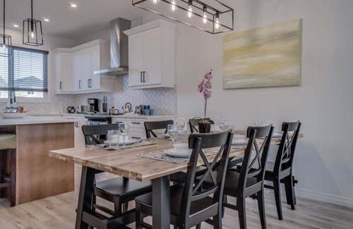Leduc County House | LovelyHome foosball nearAirport 5QueenBeds AC