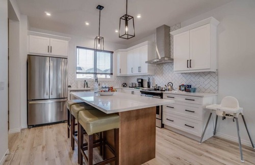 Leduc County House | LovelyHome foosball nearAirport 5QueenBeds AC