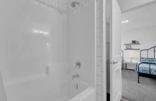 Southwest Edmonton House | LovelyHome-Foosball-NearAirport-5 Queen Beds -Air conditioning