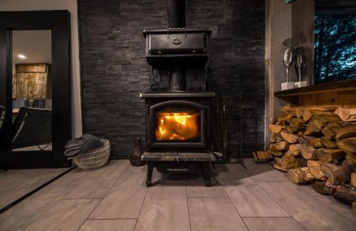 Pointe-au-Chene Ski Chalet | LoveNestChalet - Hot tub & Fireplace - Warm, cozy & relaxing