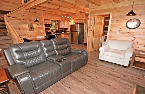 Gatlinburg - Pigeon Forge Cabin | LOVER'S LOFT - PRIVATE ANTIQUE LOG CABIN BETWEEN GBURG & PF WITH GREAT VIEWS!