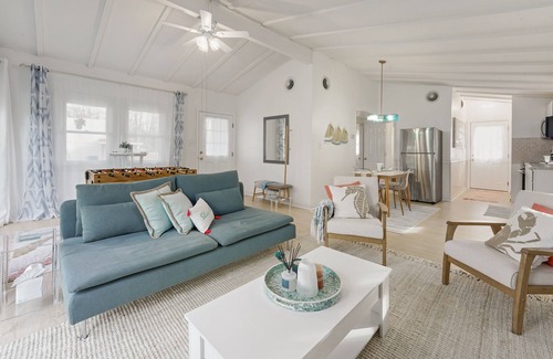 Colonial Beach House | Lovers' Lake View Oasis . Hot Tub, Wineries, Beach
