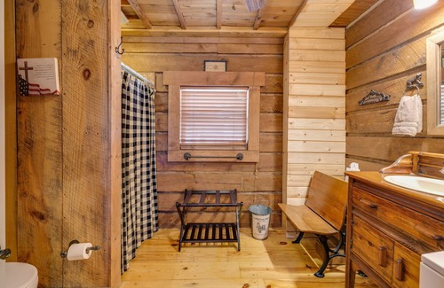 Cave Spring Cabin | Lovers paradise 15 Min from Rome Georgia! Lower Rates!