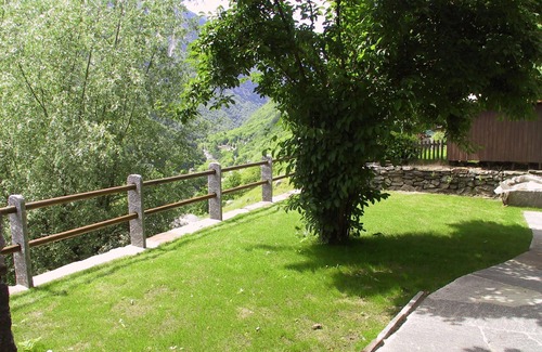Lavertezzo House | Lovingly renovated Ticino house with sunbathing lawn on a sunny hillside location