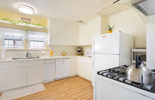 View Park-Windsor Hills House | Lovingly Restored Bungalow located near SOFI Stadium.