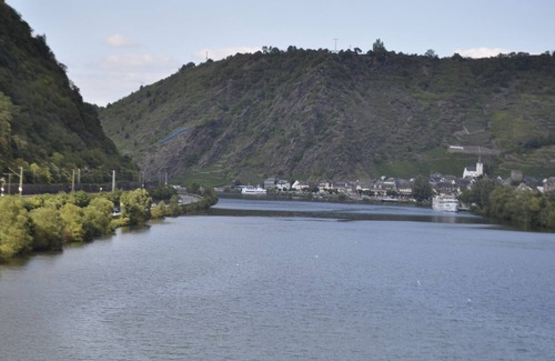 Loef Apartment | Lovingly designed apartment overlooking the Moselle, castle and vineyards