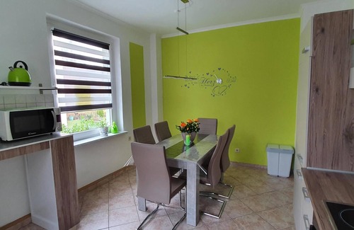 Schwarzenberg/Erzgeb. Apartment | Lovingly furnished, new vacation apartment with washing machine, large kitchen, large bathroom with shower and bathtub, parking space, box spring bed.